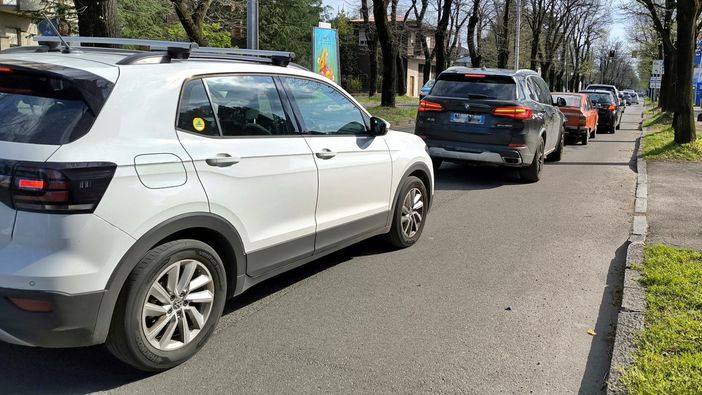 File lunghissime su viale Boccaccio, anche Sant'Edoardo fa sentire la sua voce File lunghissime su viale Boccaccio, anche Sant'Edoardo fa sentire la sua voce