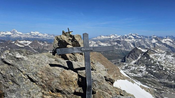 Vandali sul Basodino: devastata la Madonna dell’Aiuto, via croci e libro di vetta