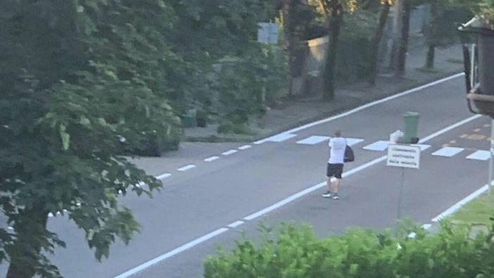 Blocca il traffico coi bidoni della spazzatura e lancia sassi contro le auto