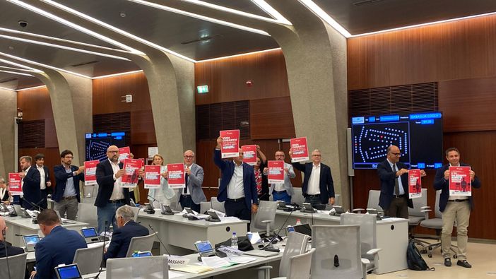 La protesta del Gruppo consiliare del Partito Democratico in Consiglio regionale La protesta del Gruppo consiliare del Partito Democratico in Consiglio regionale