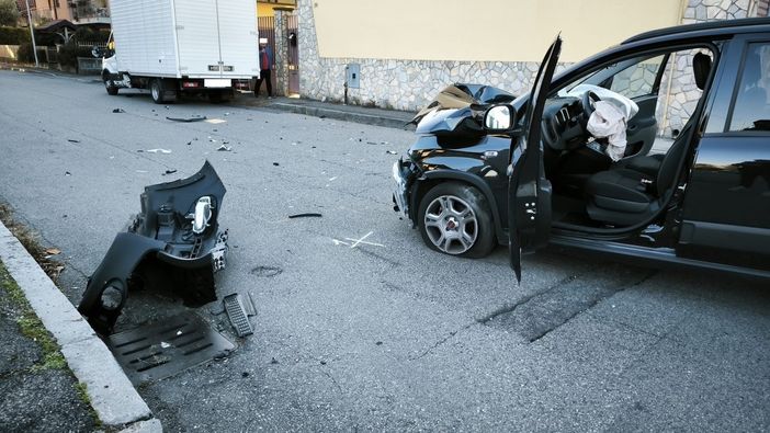 Sacconago, scontro all'incrocio: due feriti Sacconago, scontro all'incrocio: due feriti