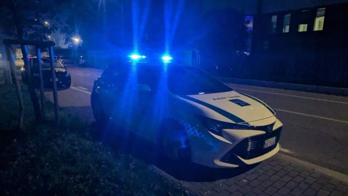 Automobilista si infila nel distributore quando vede i vigili perché ha bevuto troppo