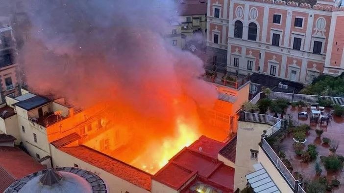 Incendio all'alba a Napoli, in fiamme il Teatro Sannazaro