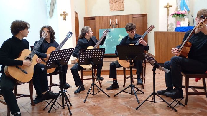 Il concerto del liceo Bausch entusiasma la Cascina dei Poveri
