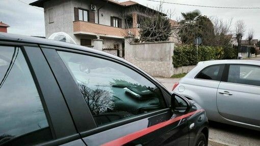 I carabinieri davanti all'abitazione