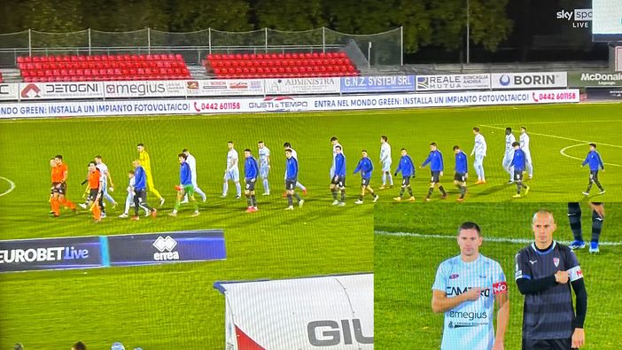 In basso a destra i due capitani con la fascia "no alla violenza sulle donne"