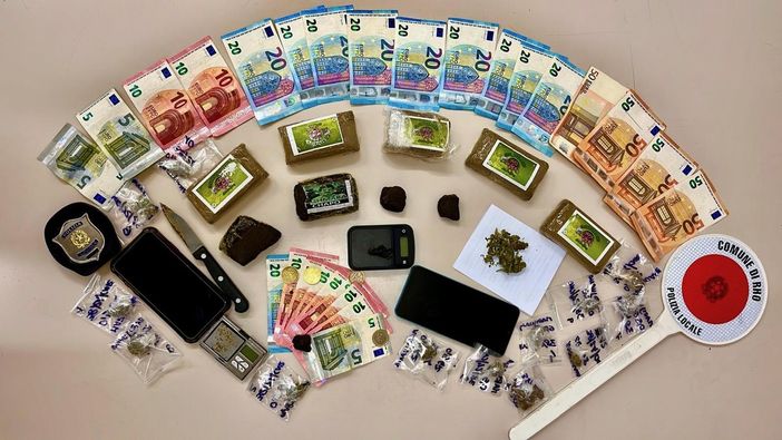 La Polizia locale sequestra un chilo di stupefacenti a Rho: due denunce e un arresto