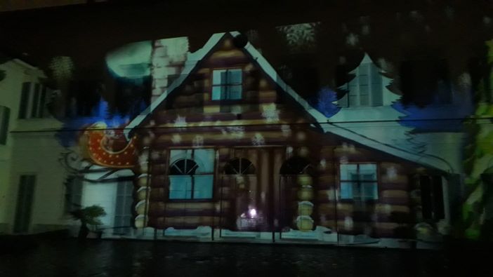 Castellanza: la favola del Natale sulla facciata di Palazzo Brambilla