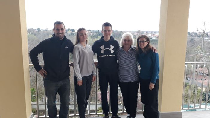 La nuova famiglia di Natalia che raggiunge la nonna a Olgiate La nuova famiglia di Natalia che raggiunge la nonna a Olgiate