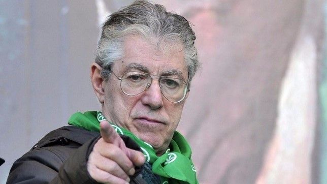 Ufficiale: Bossi fuori dal Parlamento. Salvini: «Senatore a vita»