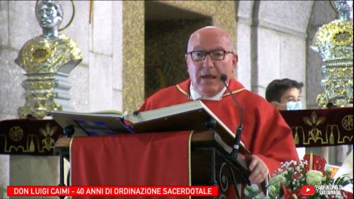 Don Luigi Caimi mentre pronuncia l'omelia a Sacconago Don Luigi Caimi mentre pronuncia l'omelia a Sacconago