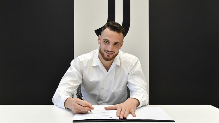 La firma del contratto (foto dal sito Juventus) La firma del contratto (foto dal sito Juventus)