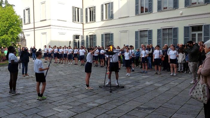 La fiaccola dei ragazzi fa tappa in comune per ringraziare Mirella Cerini La fiaccola dei ragazzi fa tappa in comune per ringraziare Mirella Cerini