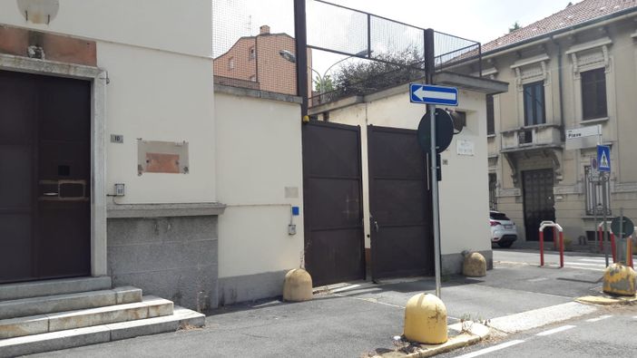 L'ingresso della ex caserma Carabinieri, accessibile a chiunque. In fondo all'articolo la documentazione delle magagne che affliggono una piazza trascurata