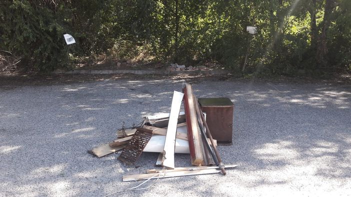 Rifiuti nel parcheggio adiacente la E-Work Arena. Ma gli incivili hanno lasciato tracce anche in altri punti (vedi foto in fondo all'articolo)