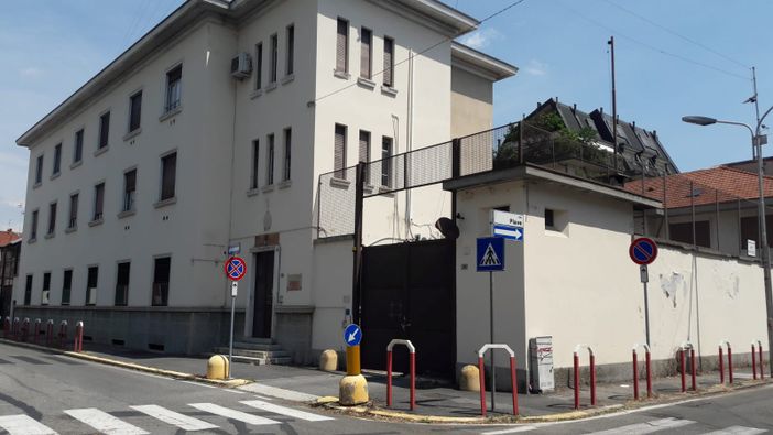 La ex caserma dei Carabinieri è di nuovo inaccessibile. Nelle foto in fondo all'articolo, il cancello, com'era e come è, e le panchine appena posizionate