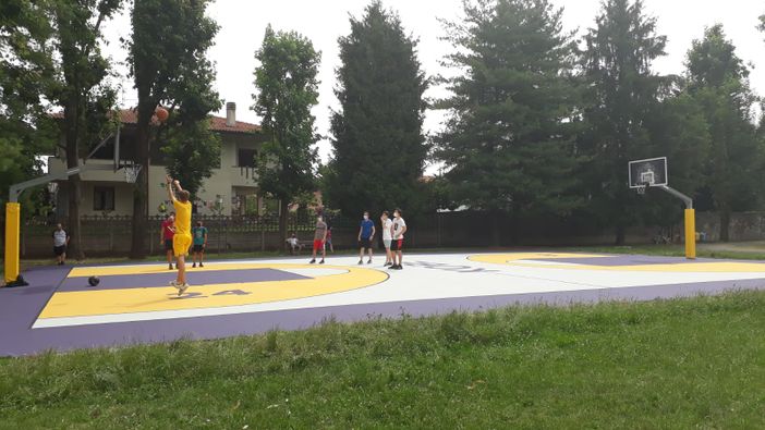 Il nuovo campo e, nel video e nelle foto in fondo all'articolo, l'inaugurazione, don Giovanni Calastri e la scultura dedicata a Kobe Bryant Il nuovo campo e, nel video e nelle foto in fondo all'articolo, l'inaugurazione, don Giovanni Calastri e la scultura dedicata a Kobe Bryant