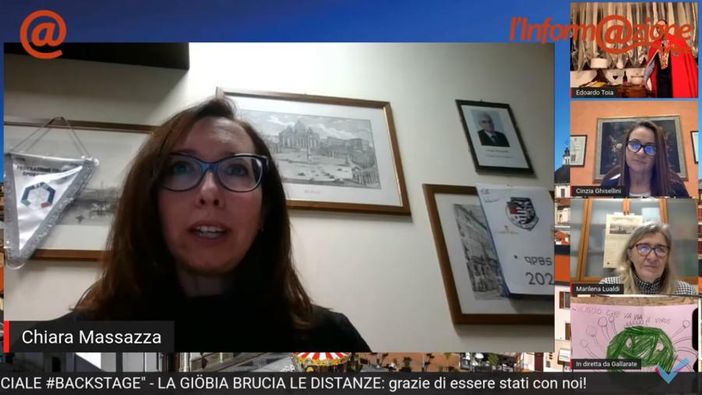 La psicologa Chiara Massazza durante la diretta Backstage sul falò