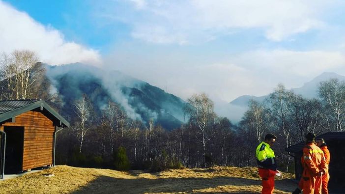 Task force al lavoro per domare le fiamme nei boschi di Indemini: il pericolo ora è il vento forte Task force al lavoro per domare le fiamme nei boschi di Indemini: il pericolo ora è il vento forte