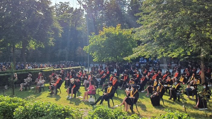 La cerimonia nel cortile della scuola La cerimonia nel cortile della scuola