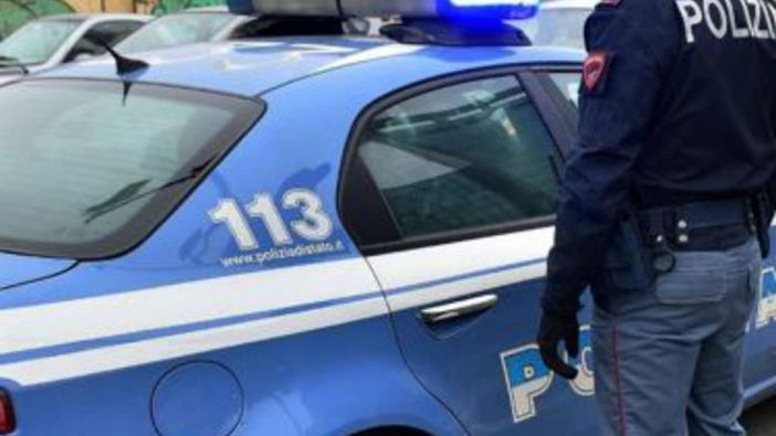 Trovato su un'auto rubata con un taser, si scaglia contro i poliziotti: ora è nei guai