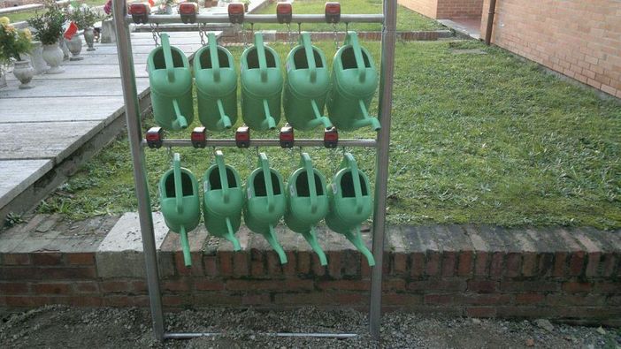 Anffas rimedia ai furti e dona innaffiatoi al Cimitero Parco di Legnano Anffas rimedia ai furti e dona innaffiatoi al Cimitero Parco di Legnano