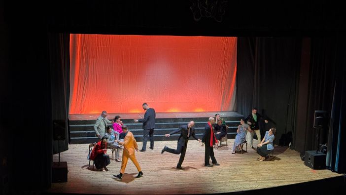 La storia della canzone intrecciata a quella d’Italia travolge la platea del Manzoni La storia della canzone intrecciata a quella d’Italia travolge la platea del Manzoni