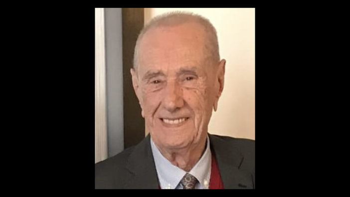 Luigi Ferrari aveva novant'anni. Sotto la scultura con Flauto