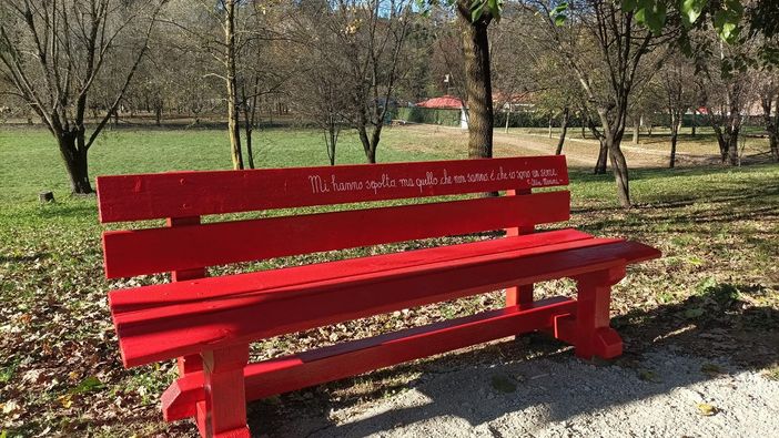 Quella panchina vicino all'Olona che dice no alla violenza contro le donne