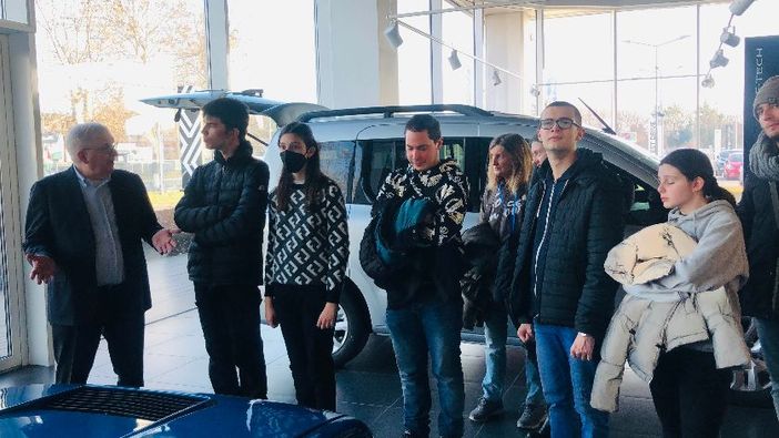 VIDEO. I giovani di “Progetti fantasia” alla scoperta del mondo delle auto elettriche