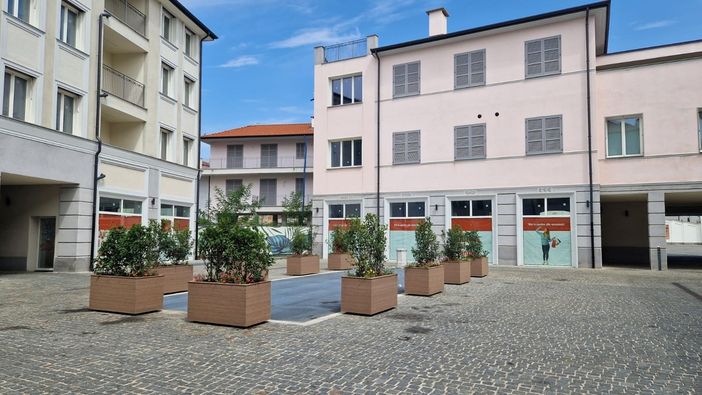 Busto, tra le polemiche sulle piante spuntano le fioriere nella piazza delle Dimore Liberty Busto, tra le polemiche sulle piante spuntano le fioriere nella piazza delle Dimore Liberty