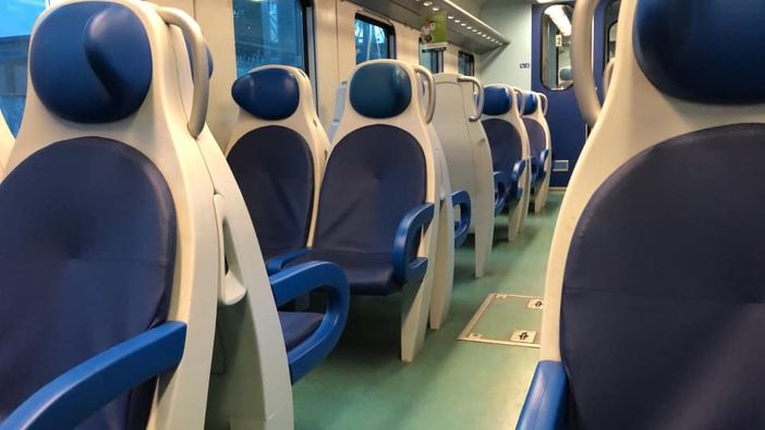 «Dammi il tuo numero». Molesta verbalmente una quindicenne in treno e le lancia il telefono «Dammi il tuo numero». Molesta verbalmente una quindicenne in treno e le lancia il telefono