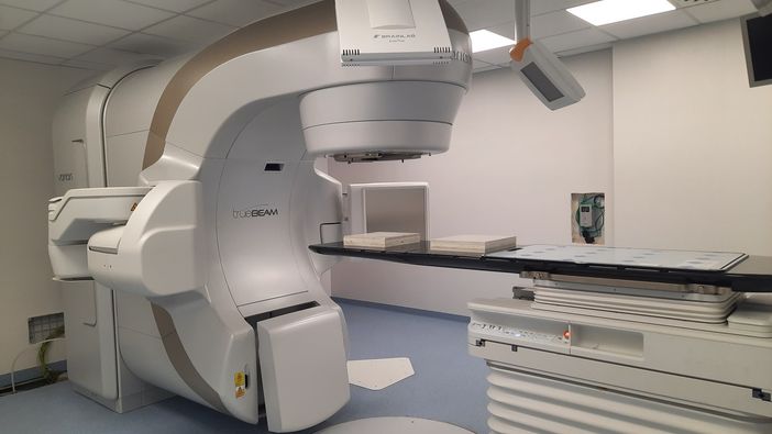 Nella foto, il nuovo acceleratore lineare in fase di installazione