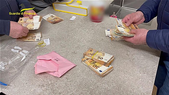 Frodi fiscali con fatture false, blitz della Finanza in tutta Italia: c'è anche la provincia di Varese Frodi fiscali con fatture false, blitz della Finanza in tutta Italia: c'è anche la provincia di Varese