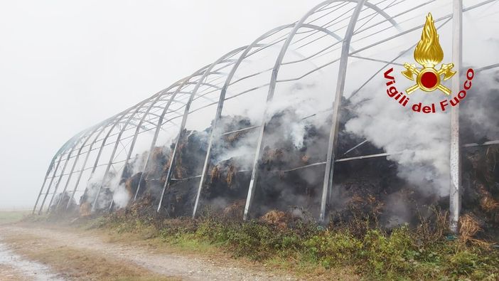 A fuoco 750 rotoballe di fieno a Gavirate: denunciati tre minorenni A fuoco 750 rotoballe di fieno a Gavirate: denunciati tre minorenni