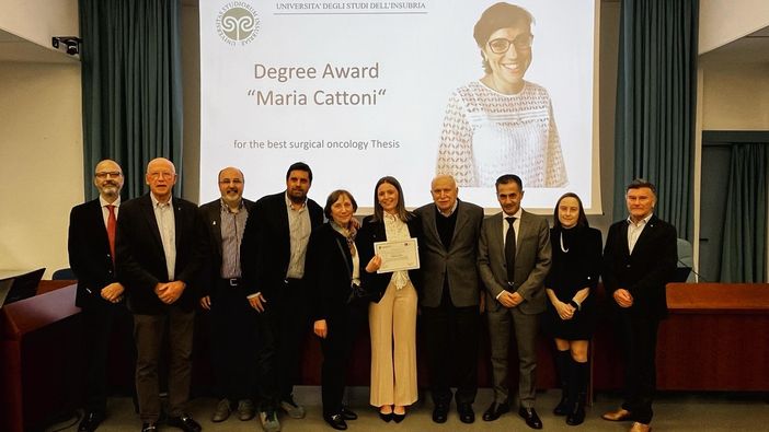 Foto di gruppo: Andrea Imperatori, Lorenzo Dominioni, Stefano La Rosa, Matteo Tozzi, la vincitrice Miriam Leoni tra i genitori di Maria Cattoni, Nicola Rotolo, la cugina di Maria Cattoni Maria Grazia e Giulio Carcano