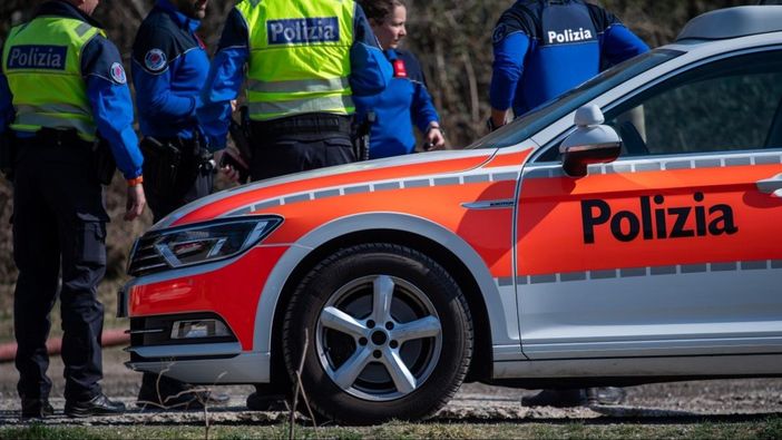 Scappa dalla Svizzera e viene inseguita oltre confine dalla polizia ticinese: arrestata 42enne Scappa dalla Svizzera e viene inseguita oltre confine dalla polizia ticinese: arrestata 42enne