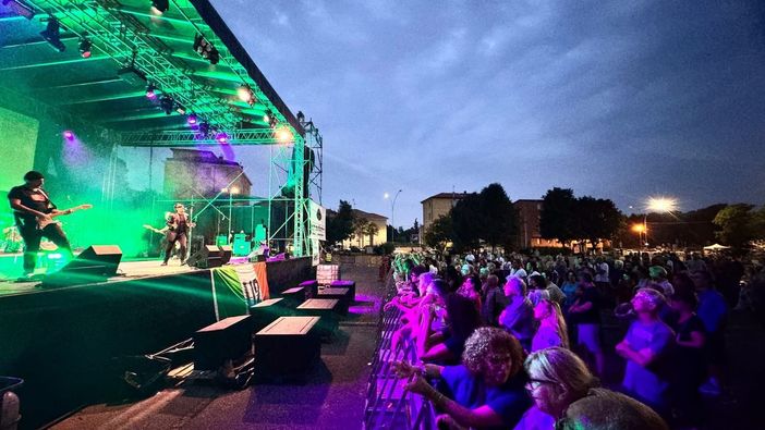 Sul palco di piazzale mercato a Tradate tanta musica e divertimento