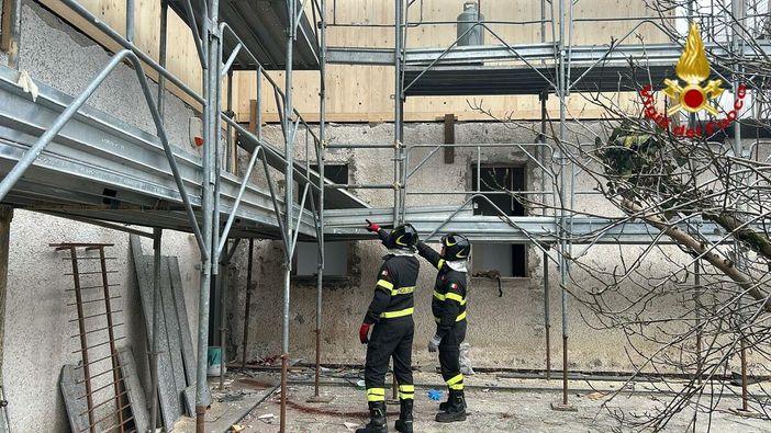 Operaio cade da un'impalcatura di una casa in ristrutturazione a Ispra: portato con l'elisoccorso al Circolo