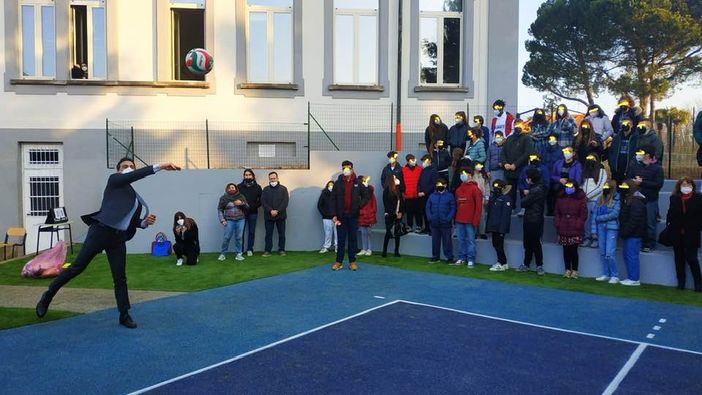 Il sindaco di Besnate inaugura personalmente il nuovo campo di volley delle scuole medie (foto dalla pagina Facebook del sindaco)