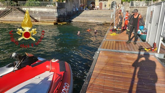 I soccorritori sul molo a Torno, sul lago di Como