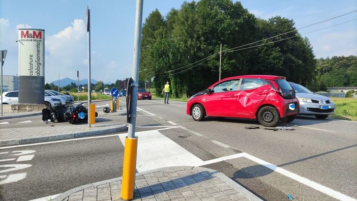 Schianto auto moto sulla provinciale a Cantello, un ferito trasportato in ospedale con l'elisoccorso
