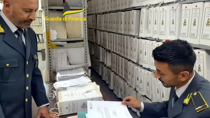 Prestiti a tassi d'usura: la Guardia di Finanza arresta cinque persone nel Varesotto. Imprenditori in difficoltà costretti a pagare interessi del 120% Prestiti a tassi d'usura: la Guardia di Finanza arresta cinque persone nel Varesotto. Imprenditori in difficoltà costretti a pagare interessi del 120%