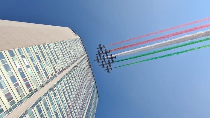 Le Frecce Tricolori incantano Milano: occhi al cielo sul Pirellone Le Frecce Tricolori incantano Milano: occhi al cielo sul Pirellone