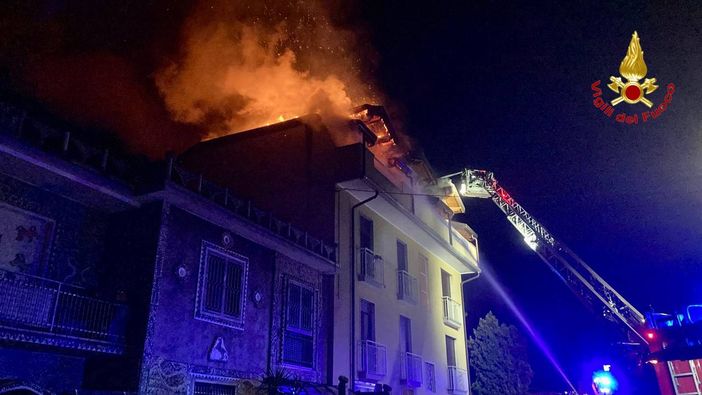 Vigili del fuoco in azione questa sera a Gallarate in via degli Orsini Vigili del fuoco in azione questa sera a Gallarate in via degli Orsini