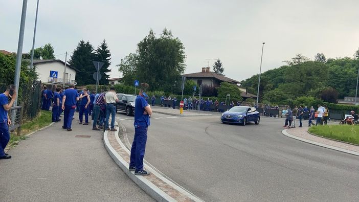 FOTO. La protesta dei lavoratori dell'Aermacchi sulla Varesina FOTO. La protesta dei lavoratori dell'Aermacchi sulla Varesina