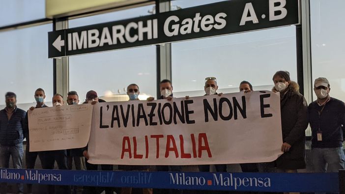 A Malpensa la protesta dei lavoratori del trasporto aereo: «L'aviazione non è solo Alitalia» A Malpensa la protesta dei lavoratori del trasporto aereo: «L'aviazione non è solo Alitalia»
