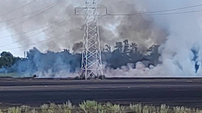 Pomeriggio di fuoco nel Varesotto: grosso incendio nei campi di Origgio