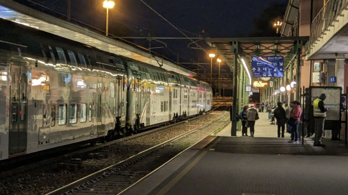Saronno, le clonano il telefono in stazione: «Mi sono accorta del furto ma non è bastato»