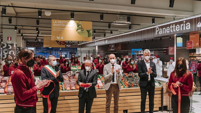 Alcuni scatti dell’inaugurazione. In foto, da sinistra: il sindaco di Luino Enrico Bianchi, il direttore commerciale Marco Gasparini, il capo negozio Paolo Varalli e il direttore Area tecnica Antonio Audo